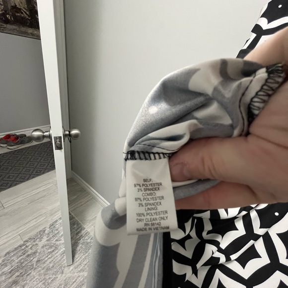 Black, white geometric dress with unique lines - Picture 4 of 6